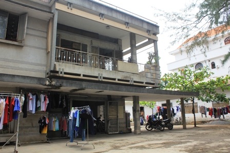 Kí túc xá “đắp chiếu”, lãng phí hàng trăm tỷ đồng - 2 Khu KTX nhà K đã xuống cấp, luôn bị ngập mỗi khi mưa lớn, dù nền đã được nâng lên gần 1m