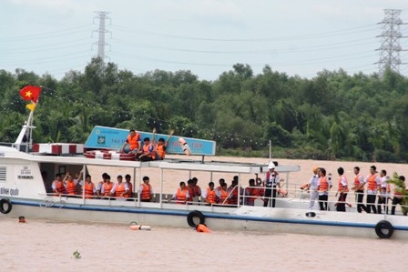 Hơn 200 người diễn tập tìm kiếm cứu nạn trên sông - 2 Hành khách hoảng loạn nhảy xuống nước