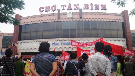 Hàng trăm tiểu thương tập trung phản đối xây chợ mới - 2 Bà con tiểu thương tập trung trước chợ Tân Bình để phản đối dự án xây mới chợ Tân Bình