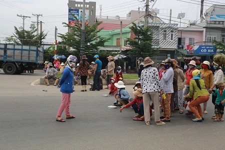 Lộn xộn sau phiên xử "chống người thi hành công vụ" - 1 Người dân tụ tập ngay trên QL1 khiến cho giao thông bị ách tắc vào sáng nay