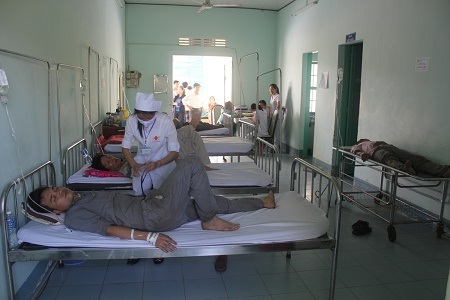 Hơn 20 công nhân ngộ độc thực phẩm - 1 Các công nhân đang nằm điều trị tại bệnh viện