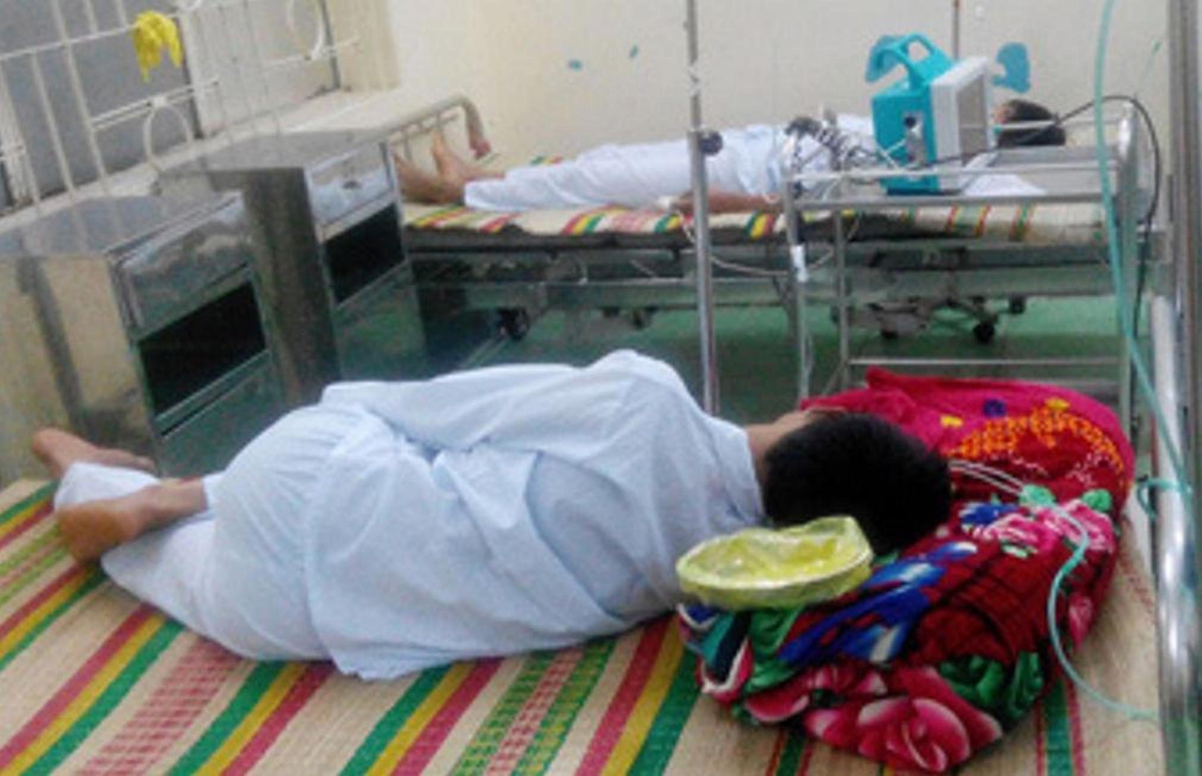 Hai nạn nhân bị sét đánh trọng thương đang được cấp cứu ở BV Đa khoa huyện Ninh Sơn