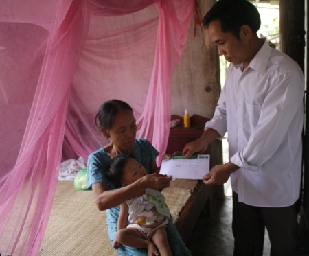 Bé 27 tháng tuổi mang nhiều bệnh tật nhận quà nhân ái - 1 Bé 27 tháng tuổi mang nhiều bệnh tật nhận quà nhân ái - 1