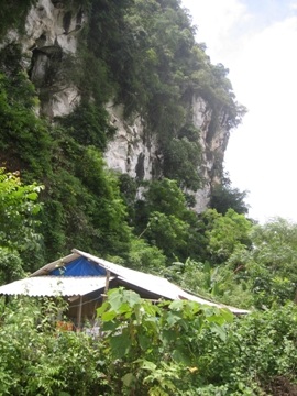 “Bản đá đè” - 2