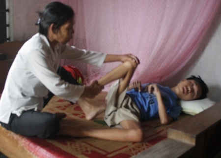 Mẹ nghèo góa bụa mong có tiền chữa bệnh cho con - 3 Mẹ nghèo góa bụa mong có tiền chữa bệnh cho con - 3