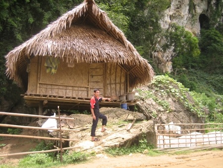 “Bản đá đè” - 4