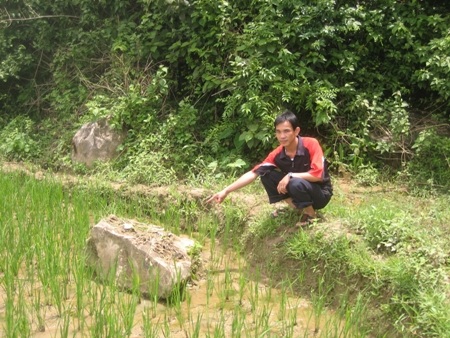 “Bản đá đè” - 5