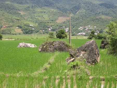 “Bản đá đè” - 1