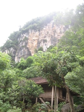 “Bản đá đè” - 3