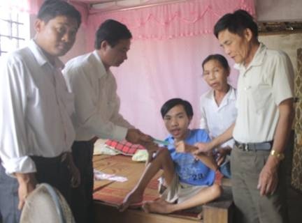 Người mẹ nghèo sẽ vay thêm tiền chữa bệnh cho con - 1 Người mẹ nghèo sẽ vay thêm tiền chữa bệnh cho con - 1