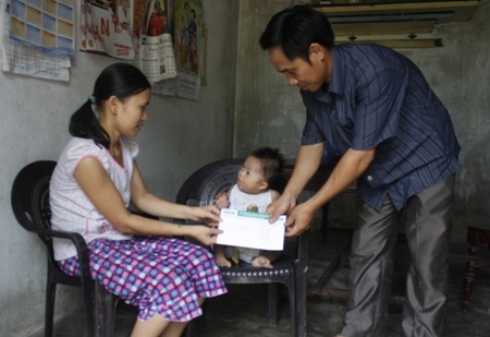 Quà nhân ái tiếp tục đến với bé 27 tháng tuổi mắc nhiều bệnh - 1