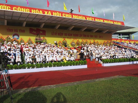 Hà Tĩnh tưng bừng ngày kỷ niệm 180 năm tuổi - 1 Hà Tĩnh tưng bừng ngày kỷ niệm 180 năm tuổi - 1
