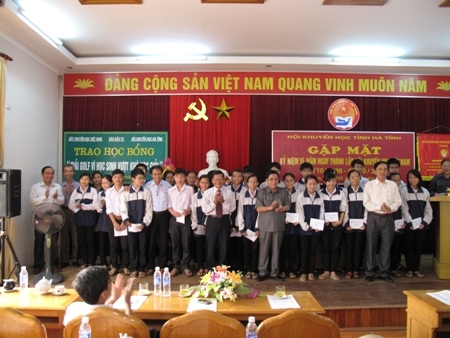 Hà Tĩnh: Gặp mặt thân mật cán bộ Hội, trao học bổng cho HS nghèo vượt khó - 4 Hà Tĩnh: Gặp mặt thân mật cán bộ Hội, trao học bổng cho HS nghèo vượt khó - 4