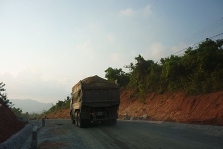 "Loạn" khai thác cát trên sông Rào Trổ - 4