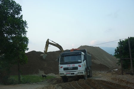 "Loạn" khai thác cát trên sông Rào Trổ - 6