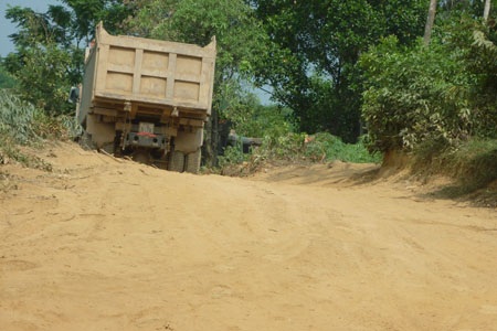"Loạn" khai thác cát trên sông Rào Trổ - 3