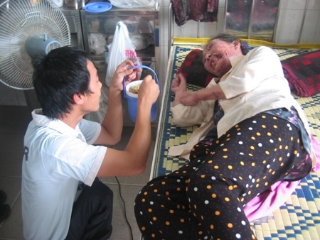 Con tàn tật chăm mẹ mang bệnh hiểm nghèo - 2