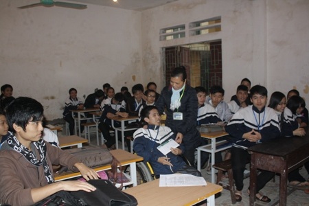 Món quà đầu đến với cậu học trò tìm chữ trên chiếc xe lăn - 1 Món quà đầu đến với cậu học trò tìm chữ trên chiếc xe lăn - 1