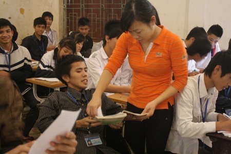 Gian nan cậu học trò nghèo tìm chữ trên chiếc xe lăn - 1 Gian nan cậu học trò nghèo tìm chữ trên chiếc xe lăn - 1