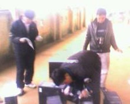 Kẻ gian đột nhập trường học, trộm hụt 14 bộ máy vi tính - 1