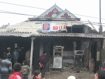 Cây xăng bất ngờ cháy rụi khi đang nhập hàng