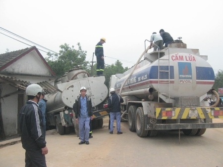 Cây xăng bất ngờ cháy rụi khi đang nhập hàng