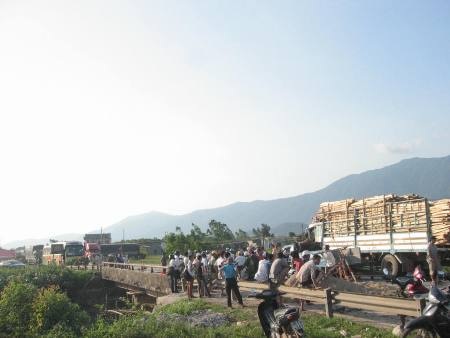 Xe tải tông nhau trên cầu, quốc lộ 1A tắc nghẽn nhiều giờ