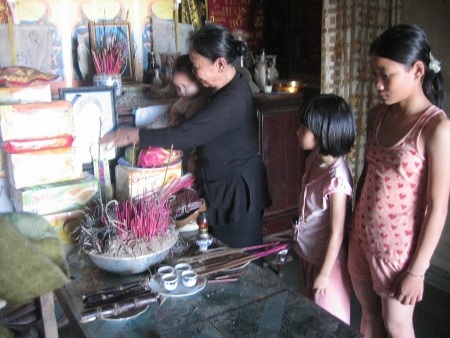 Mẹ già 80 tuổi cơ cực nuôi 3 cháu nhỏ mồ côi