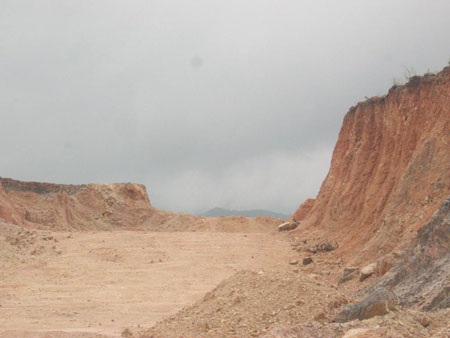 Xã tự ý cho khai thác đất trái phép