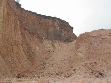 Xã tự ý cho khai thác đất trái phép