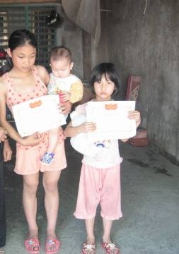 Mẹ già 80 tuổi cơ cực nuôi 3 cháu nhỏ mồ côi