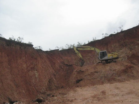 Xã tự ý cho khai thác đất trái phép