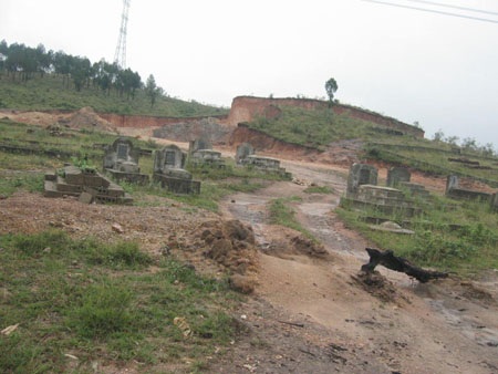 Xã tự ý cho khai thác đất trái phép