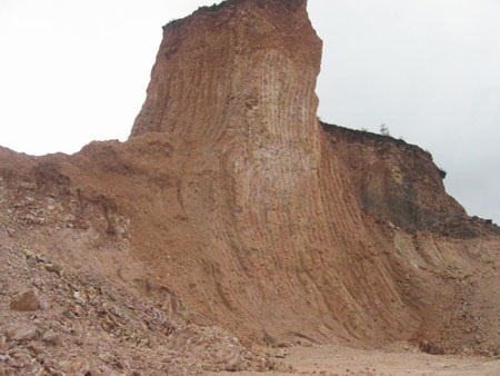 Xã tự ý cho khai thác đất trái phép