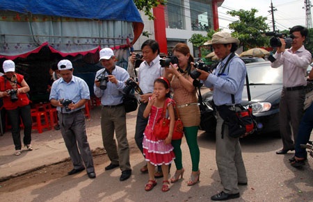 Hà Tĩnh: Mừng đám cưới bằng 4515 bức ảnh