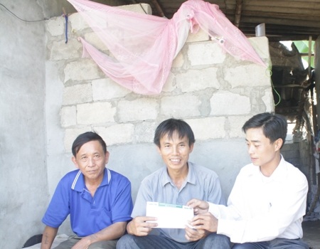 PV Dân trí trao 8.650.000 đồng Quỹ nhân ái tuần 1 tháng 8/2012 cho gia đình ông Táo