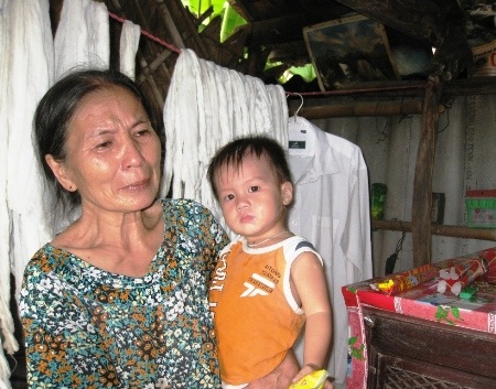 Bà nội đau xót nhìn các cháu nhỏ sớm chịu cảnh  mồ côi bố