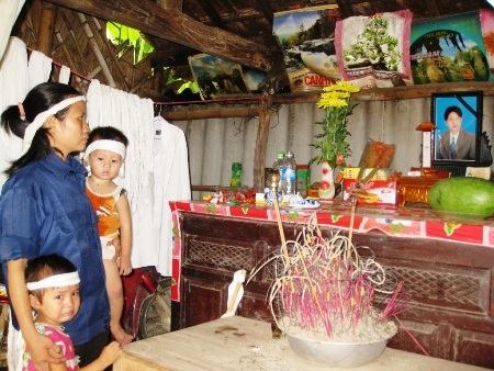 Ba mẹ con chị Nga thẫn thờ trước bàn thờ bố 