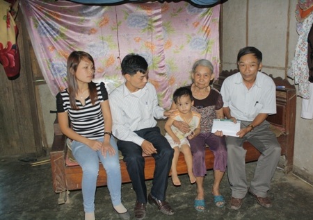 Gần 40 triệu đồng của bạn đọc được trao đến 2 hoàn cảnh thương tâm