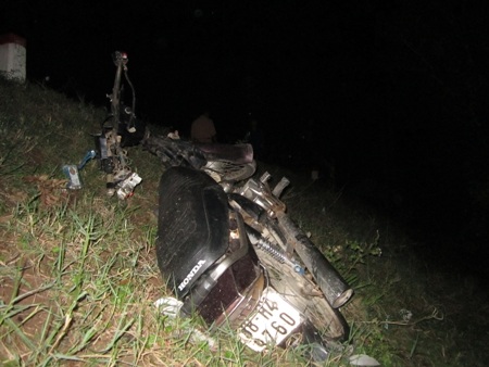 Chiếc xe máy nằm bên bờ vực