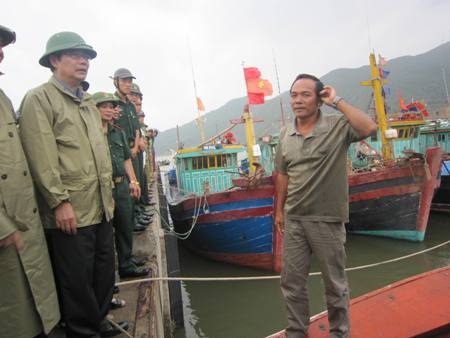 “Siêu bão” bẻ hướng, tiến sát Thái Bình - Nghệ An