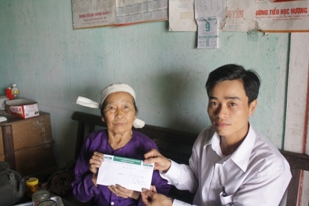 Gần 25 triệu đồng đến với bà Phan Thị Vận và bà Trần Thị Hồng