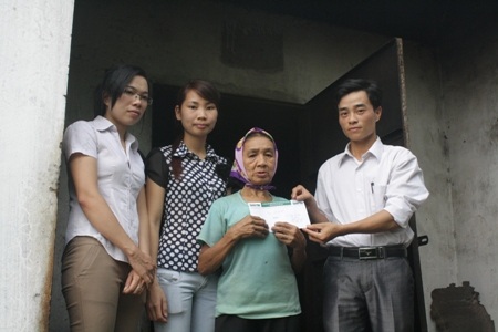 Gần 25 triệu đồng đến với bà Phan Thị Vận và bà Trần Thị Hồng