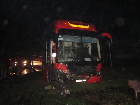 Chiếc xe con bị bẹp giúm hoàn toàn cùng đầu chiếc xe giường nằm bị hư hỏng nặng