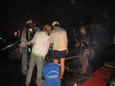 Chiếc xe con bị bẹp giúm hoàn toàn cùng đầu chiếc xe giường nằm bị hư hỏng nặng