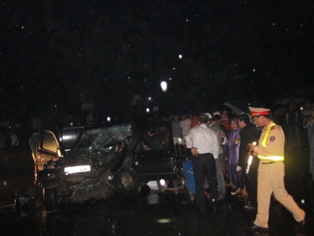 Chiếc xe con bị bẹp giúm hoàn toàn cùng đầu chiếc xe giường nằm bị hư hỏng nặng