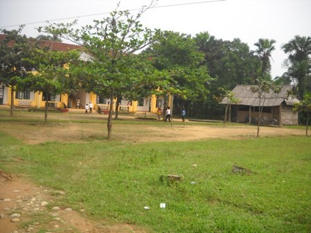 Giờ ra chơi của các em học sinh Trường THCS Quang Điền chỉ có lèo tèo vài em