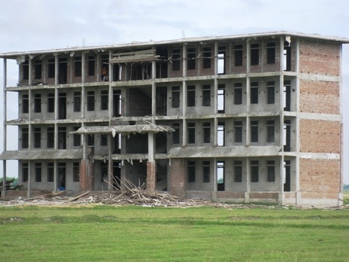 Công trình trường Mai Kinh gồm 4 tầng,16 phòng đồ sộ đã xây xong phần thô lại để dở dang