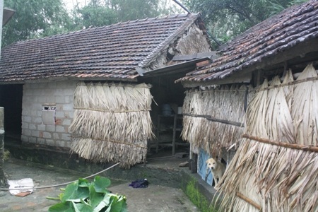 Căn nhà cấp 4 lụp xụp là nơi trú ngụ của ông bà và cháu Như