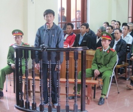 Đối tượng Đặng Văn Công tại phiên tòa.